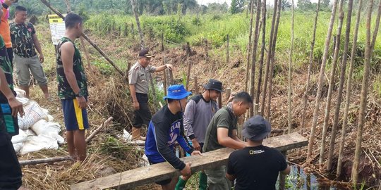 Cegah kebakaran hutan, Polisi-TNI gotong-royong bikin sekat kanal