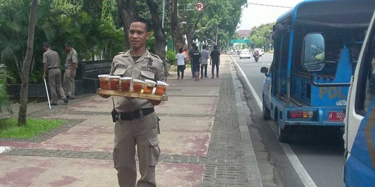 Ramai es teh berbahan limbah, pengunjung Monas tetap cuek