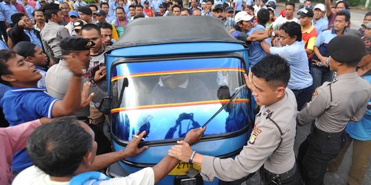 Pendemo gelar sweeping, penumpang angkutan umum dipaksa turun