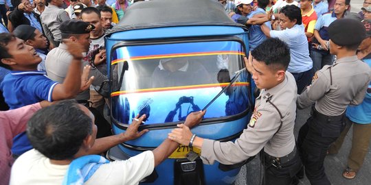 Ahok tolak temui demonstran, demo tolak angkutan online sempat panas