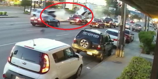 [Video] Sedan 'gasak' SUV sampai terlempar 50 meter, 1 orang kritis