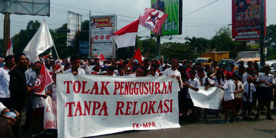 Warga pinggir rel Medan tuntut relokasi sebelum digusur