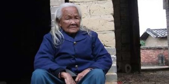 nenek ini malah keluar dari peti mati rev1