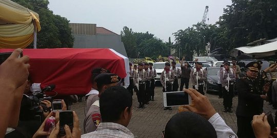 Jenazah Eks Kadiv Humas Mabes Polri dimakamkan di TMP Kalibata