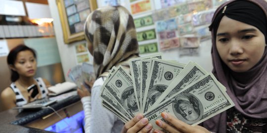 Rupiah bergerak melemah dekati Rp 13.100 per USD