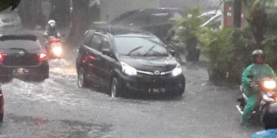 Jakarta diguyur hujan, hati-hati lintasi Cilandak dan Asem Baris