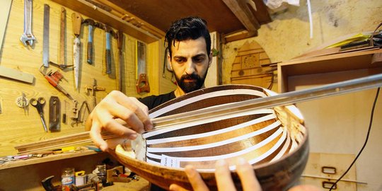 Intip pembuatan gitar khas Arab karya pengungsi Suriah di Lebanon