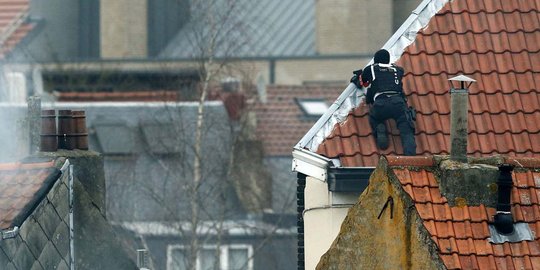 Aksi polisi Belgia buru teroris sampai naik atap rumah warga