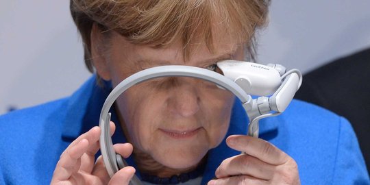 Ekspresi penasaran Kanselir Merkel menjajal AiRScouter