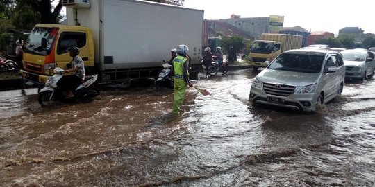 Banjir bikin lalu lintas di Kabupaten Bandung macet total