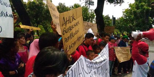 Warga kolong Tol Penjaringan demo Ahok minta penggusuran dibatalkan