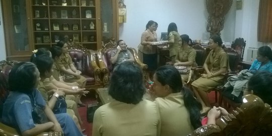 Digaji kecil, Guru TK di Gianyar nangis di depan Ketua DPRD