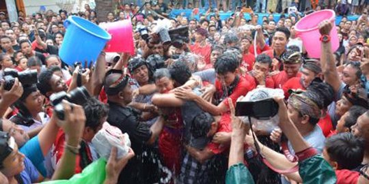 omedan atau ciuman massal rev1