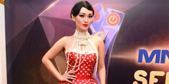 Hina lambang Indonesia, Zaskia Gotik dilaporkan oleh LSM KPK