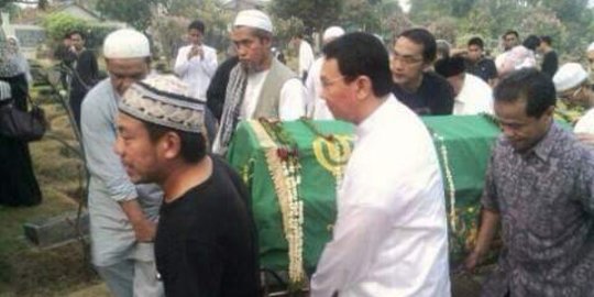 Foto Ahok angkat keranda jenazah beredar di media sosial