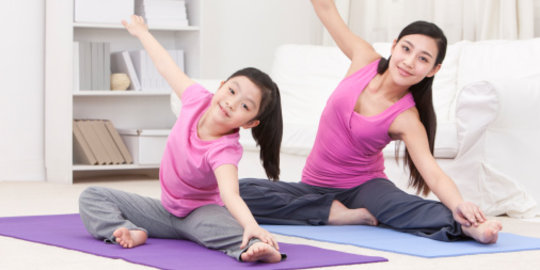 Gerakan yoga bermanfaat untuk kesehatan si kecil? Ini 6 buktinya
