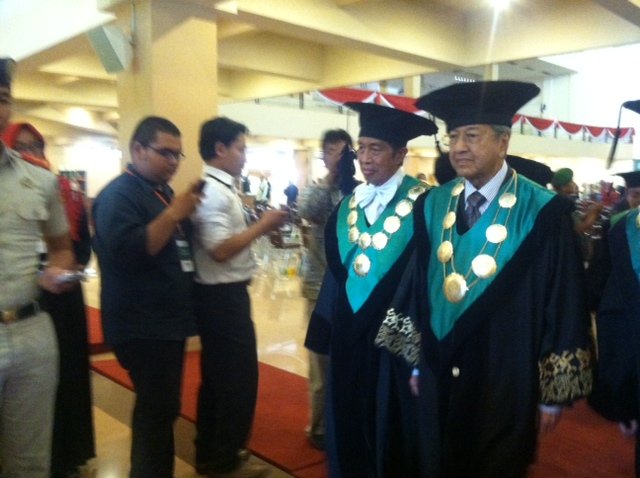 mahatir mohamad raih honoris causa dari umy