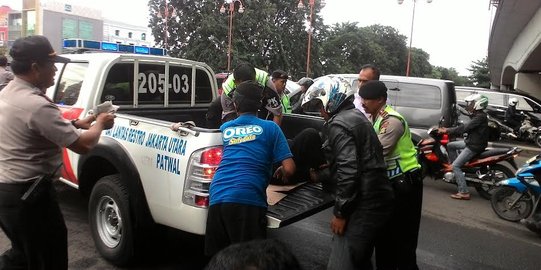 Pria bunuh diri lompat dari jembatan layang depan MoI