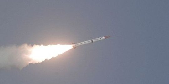 Nekat lawan sanksi, Korut tembakkan rudal balistik ke laut