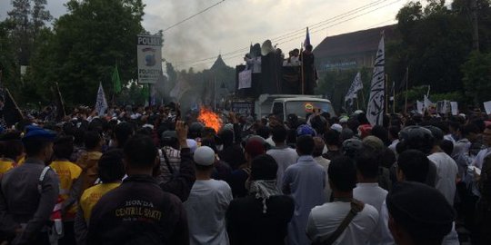 Tuntut Densus 88 dibubarkan, massa bakar ban di depan Polresta Solo