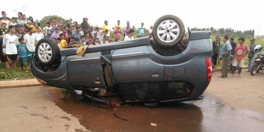 Sopir baru belajar kaget lihat kambing lewat, mobil nyemplung kali