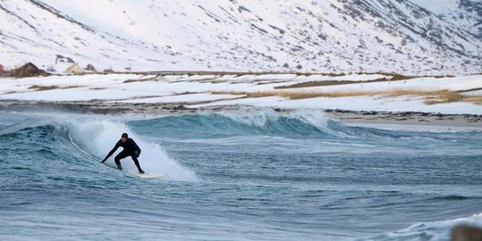 Aksi nekat berselancar di suhu nol derajat celcius