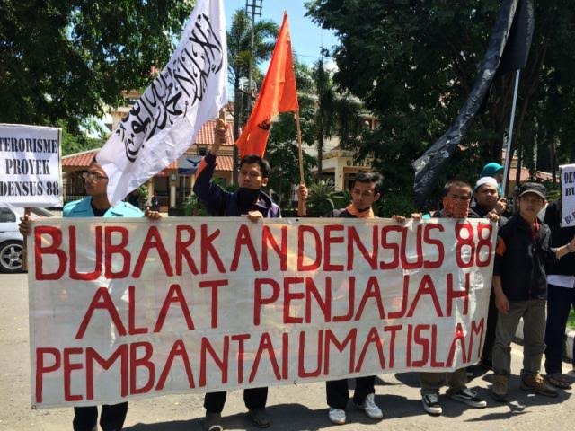 mahasiswa solo demo densus 88