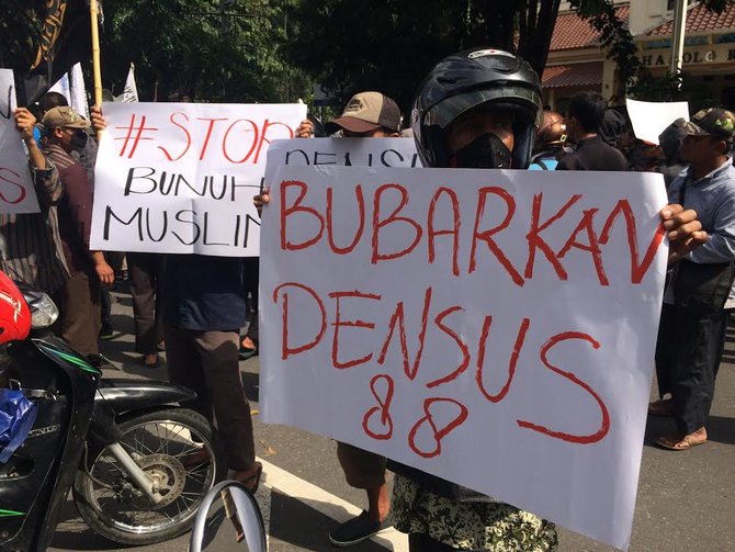 warga demo densus 88