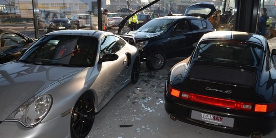 Hilang kendali, Opel Astra hancurkan dealer Porsche di Jerman