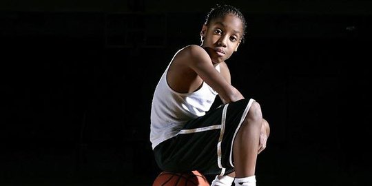 Menembakkan bola basket dengan satu tangan, siapa takut?