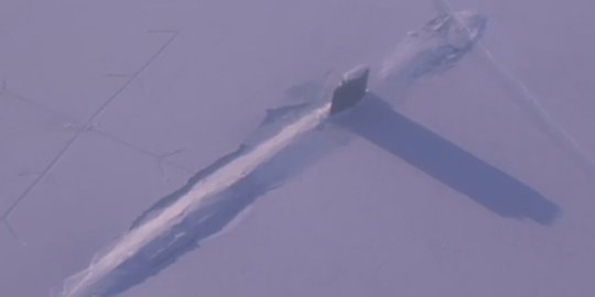 Lihat kapal selam nuklir Amerika tembus tebalnya es Kutub Utara