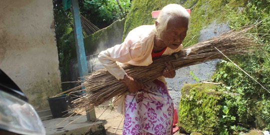 Kondisi keseharian Mbah Gini, sebatang kara tinggal bersama ayam