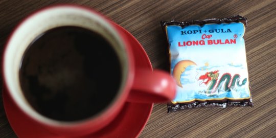 Segelas Kopi sebelum kokang senjata