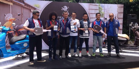 Serah terima Peugeot Scooters ke konsumen di Indonesia