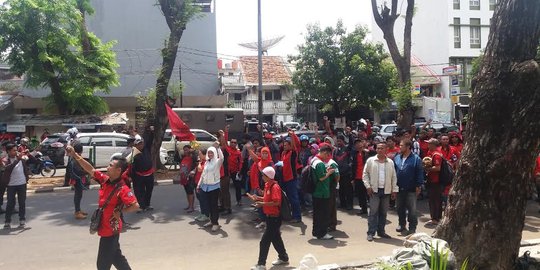 Ratusan buruh demo di depan PN Jakpus tolak persidangan 23 rekannya