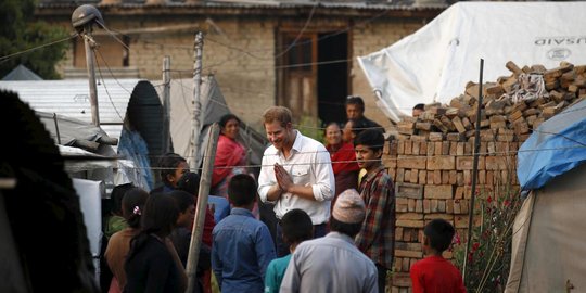 Pangeran Harry 'blusukan' ke kamp pengungsian korban gempa Nepal