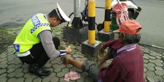 Polantas ini obati kakek tukang sol sepatu korban kecelakaan