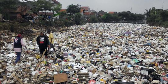 Sungai Cikapundung jadi lautan sampah, pemerintah saling tuding