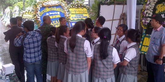 Ringankan beban, Anak Kolonel Ontang dihibur rekan sekolah