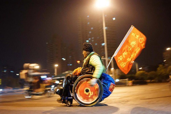 quan peng keliling china dengan kursi roda