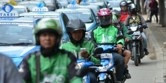 Warga selamatkan ojek online dari demo taksi di kawasan Semanggi
