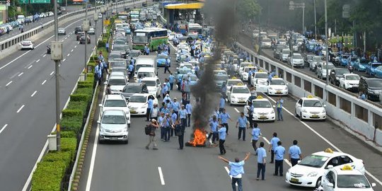 Sopir taksi bakar ban di Semanggi, tol dalam kota lumpuh