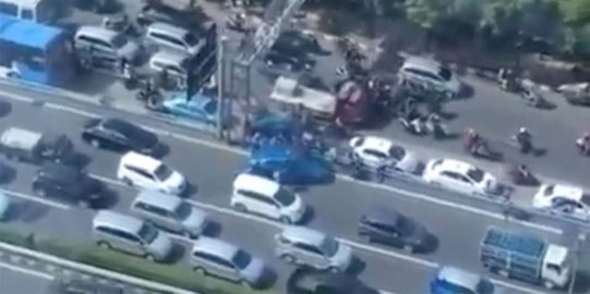Video: Sopir taksi tancap gas tabrak pendemo anarkis