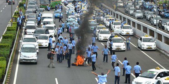 Puluhan sopir taksi bakar ban di depan Gedung DPR, lalu lintas macet