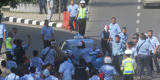 Sopir taksi sweeping dan pukul rekannya yang masih beroperasi