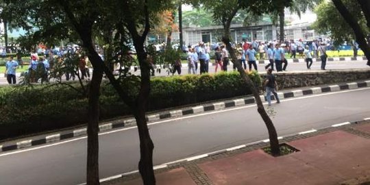 Sopir dan driver GO-JEK saling lempar batu di depan Polda Metro