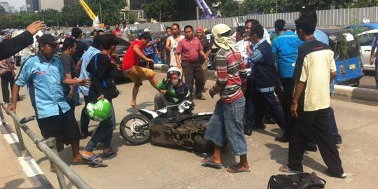 Sopir GO-JEK babak belur dikeroyok sopir taksi di Jalan Blora