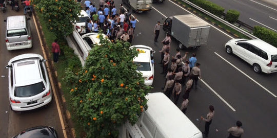 Polisi paksa keluar sopir taksi yang parkir di bahu Tol Semanggi