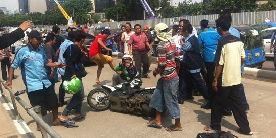 Driver GO-JEK dipukuli sopir bajaj di Sudirman saat bawa penumpang