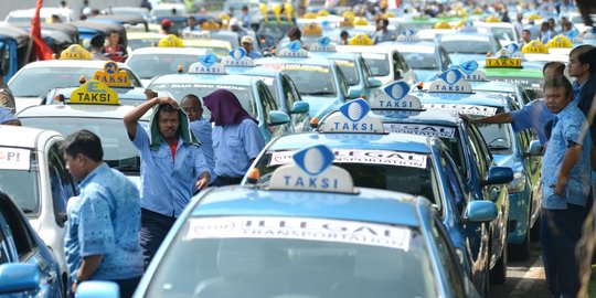 Ada demo sopir taksi, saham Blue Bird anjlok Express naik